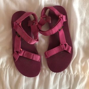 Teva classic in purple/pink